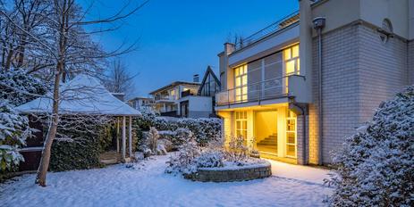 Design-Ästhetik und Natur: Edles Architektenhaus mit zauberhaftem Garten direkt am Herzogpark