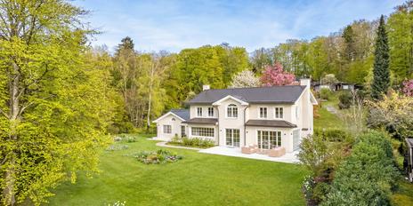 Classic-luxurious villa from 2018 with fantastic lake views in a quiet location