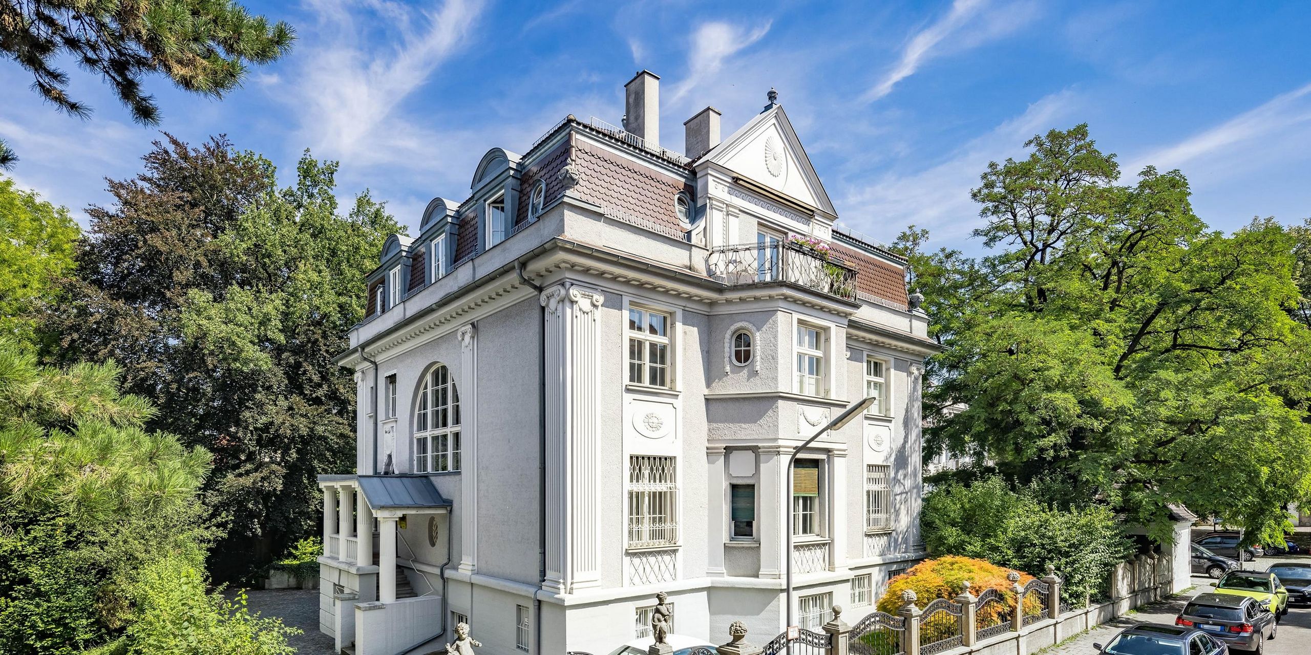 »Neuklassizistisches Juwel: Beeindruckendes Stadt-Palais von 1911 mit park­ähnlichem Garten«