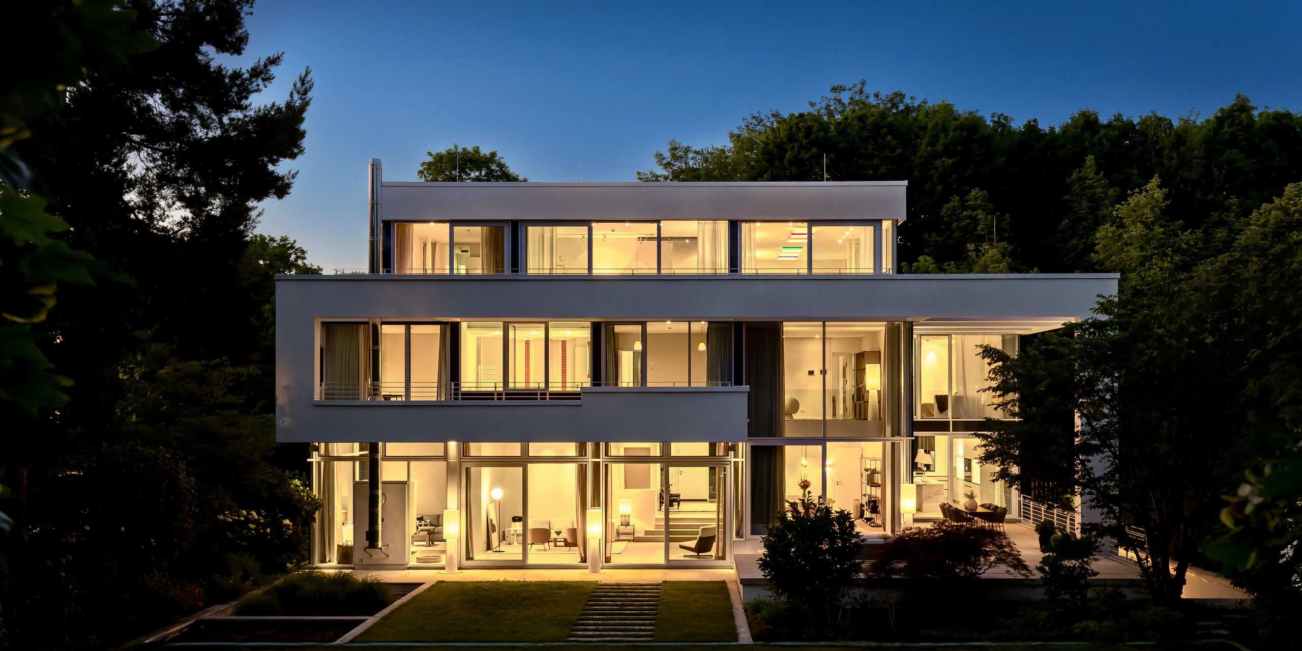 Spektakuläre Villa mit parkartigem Südgarten, Indoor-Pool, Tiefgarage und weiterem Baurecht