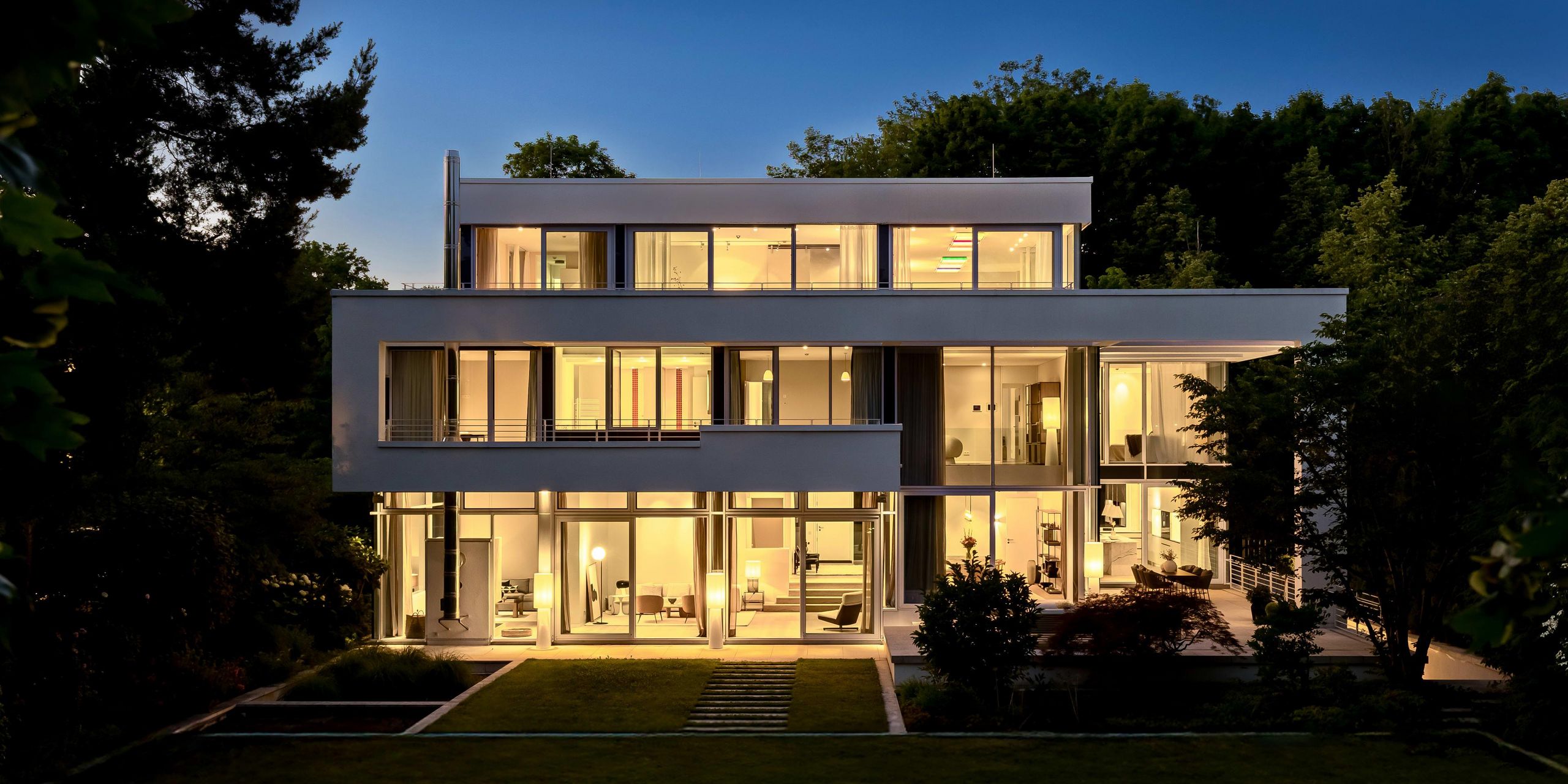 Spektakuläre Villa mit parkartigem Südgarten, Indoor-Pool, Tiefgarage und weiterem Baurecht