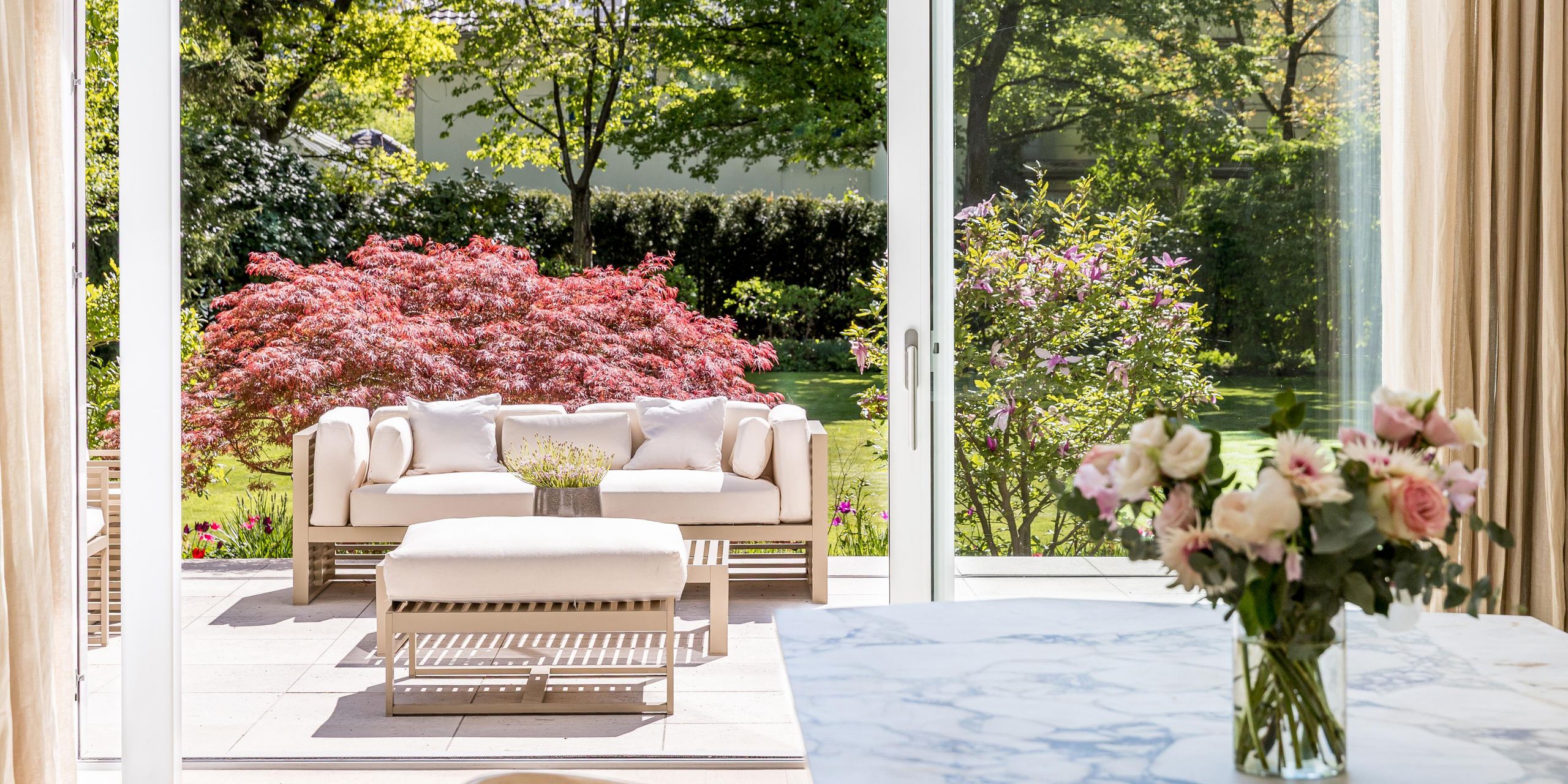 Spectacular villa with park-like south-facing garden, indoor pool, underground parking and further building rights