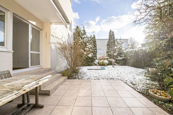 Schön geflieste Terrasse