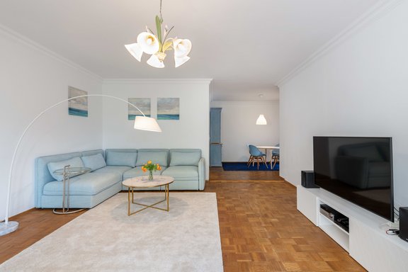 Wohnzimmer mit Gartenzugang