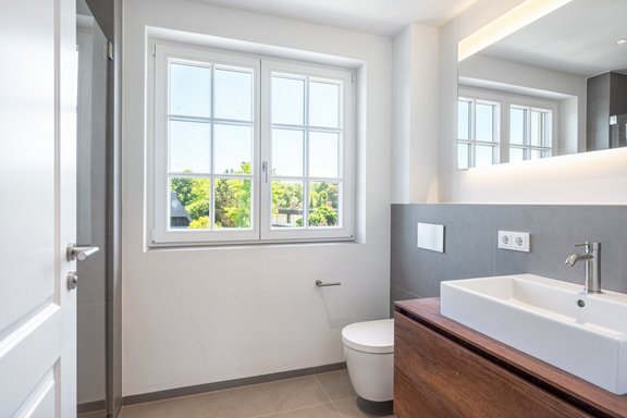 Stilvolles Tageslicht-Duschbad