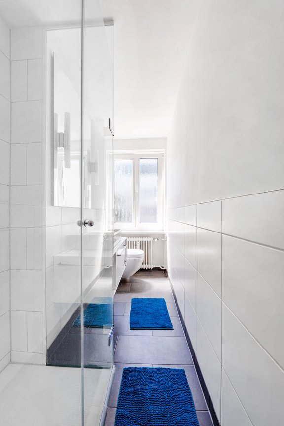 Helles Bad mit Einbauten