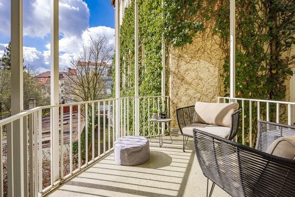 Der Südbalkon weist in ein weitläufiges Hofkarree