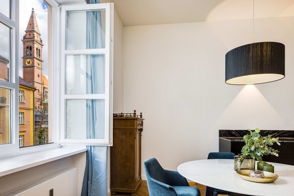 Vom Wohnzimmer blickt man auf die historische St. Ursulakirche