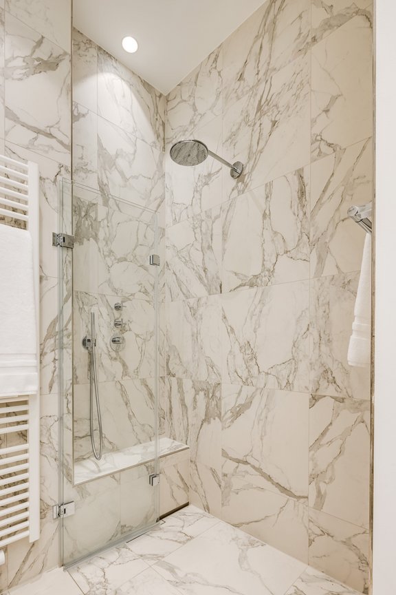 Bodengleiche Rainshower-Dusche einschließlich Sitzbank