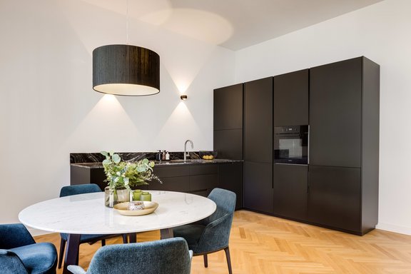 Die Küche zeichnet sich durch eine durchdachte Planung und viel Stauraum aus