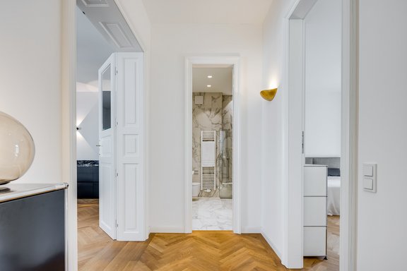 Die Räume ordnen sich harmonisch um eine zentrale Diele an