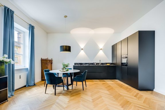 Mit ihrem minimalistischen Design fügt sich die Poliform-Küche perfekt in den Raum ein