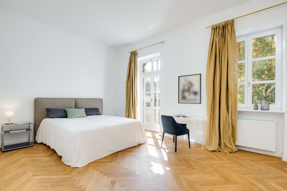 Das Schlafzimmer weist in den ruhigen Innenhof und vermittelt ein luftiges Ambiente