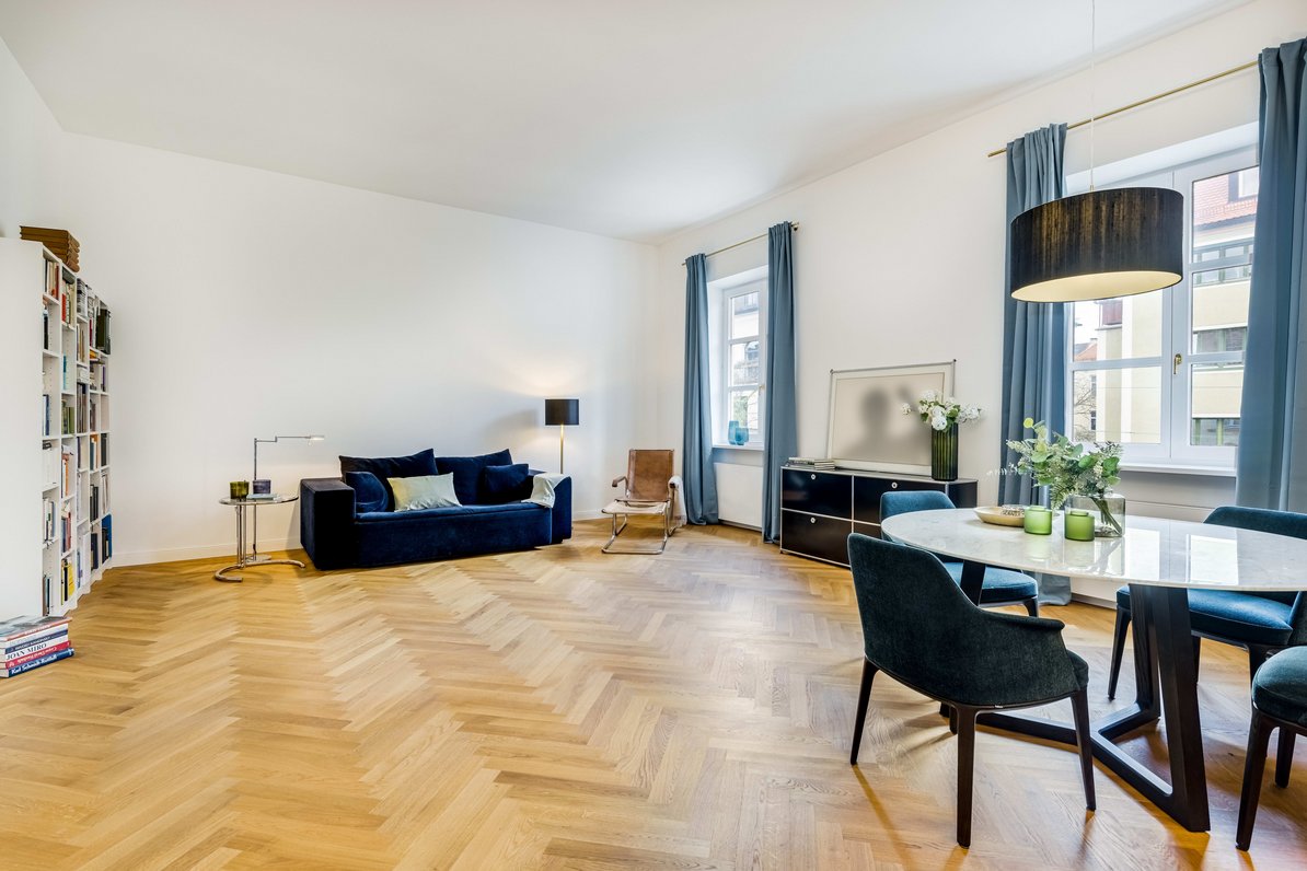 Imposante Raumhöhen und Fischgrätparkett unterstreichen das stilvolle Ambiente