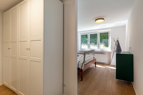 Helles Schlafzimmer mit Ankleide