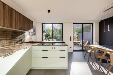 2021 modernisiertes Stadthaus mit stylischer Ästhetik und sonnigem Familiengarten