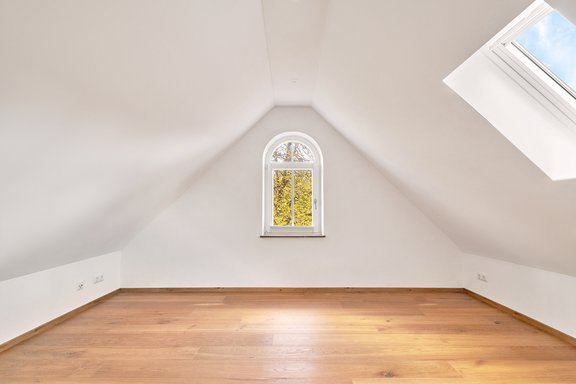 Großzügiges Dachstudio