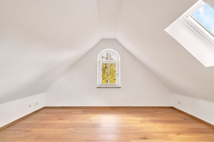 Großzügiges Dachstudio