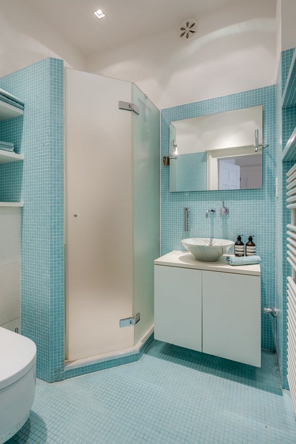 Bathroom with Bisazza glass mosaic