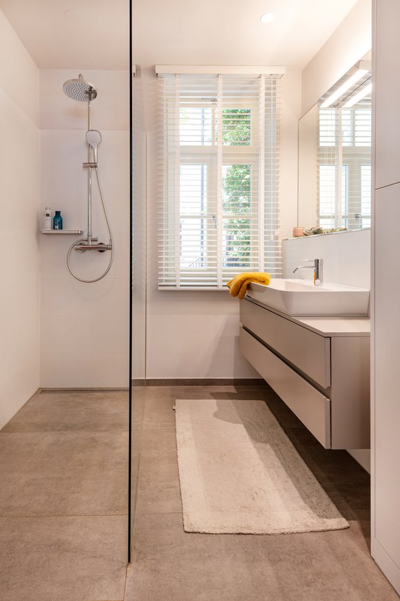 Modernes Duschbad mit Fenster