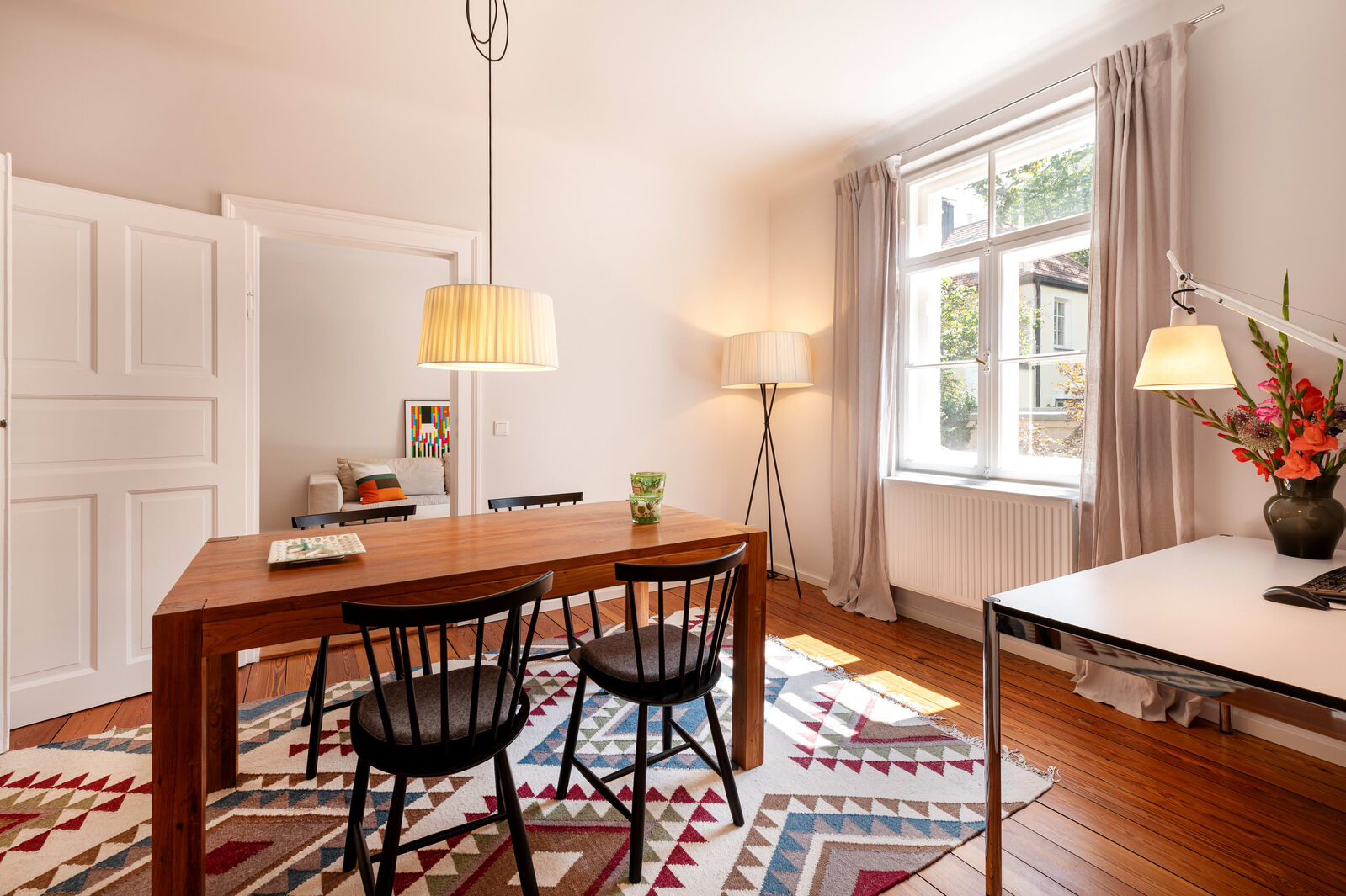 Blickachse vom Esszimmer zum Wohnzimmer