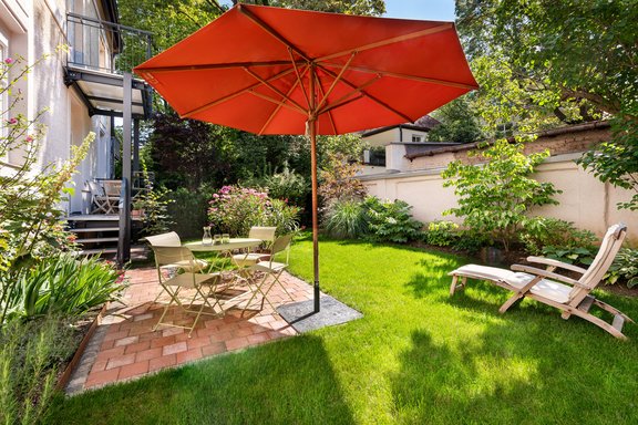 Sonnige Terrasse im Grünen