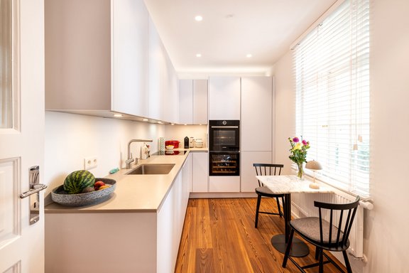 Voll ausgestattete Küche mit Frühstückstisch