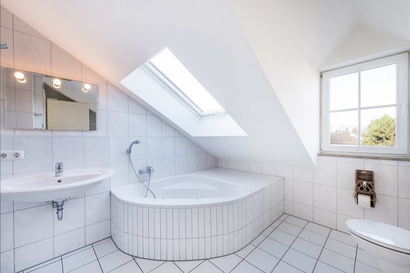 Geräumiges, helles Bad