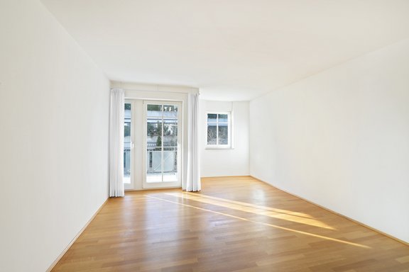 Second bedroom with balcony access