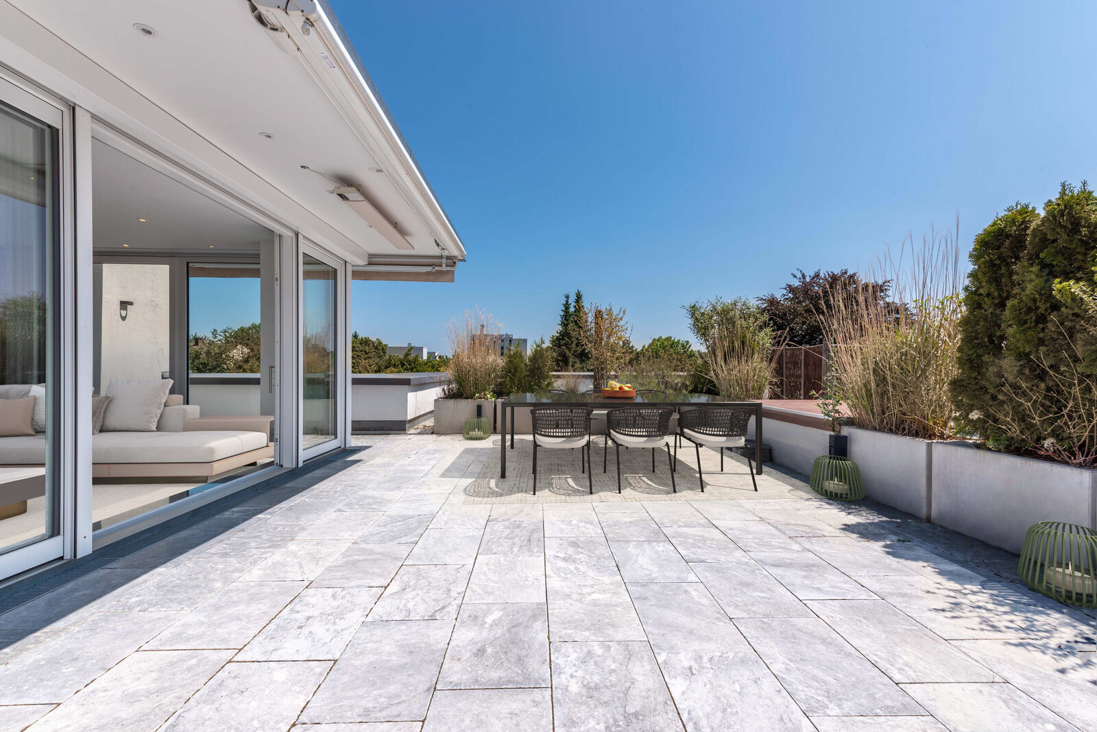Ganztägig sonnige Dachterrasse (virtuell möbliert)