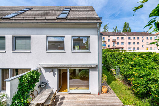 3-sided surrounding garden
