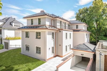 3-room terrace apartment and small garden area near the English Garden