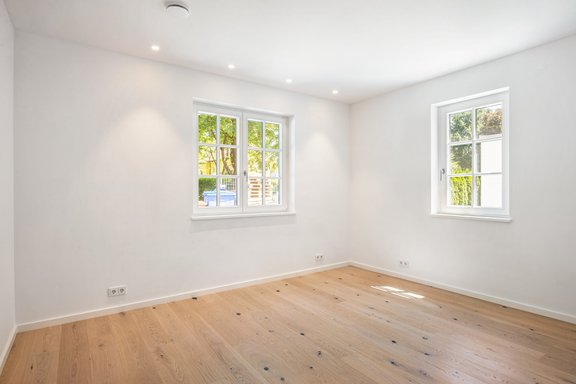 Das Schlafzimmer bietet reichlich Stellflächen