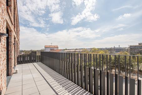 New construction/first occupancy: Light-flooded 3-room attic apartment with south-facing balcony