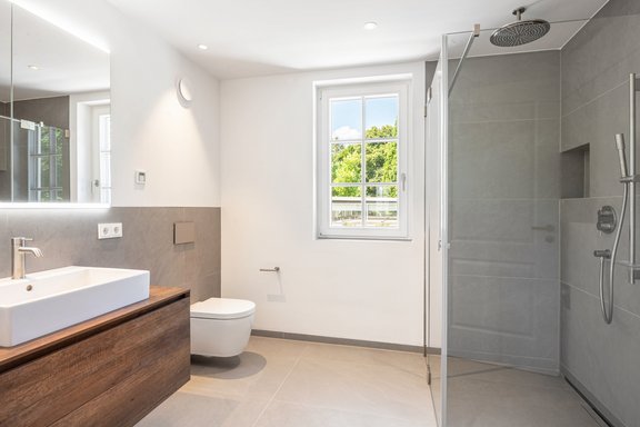 Helles Bad mit Dusche