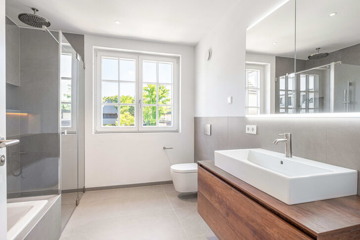 Bad mit Wanne und Dusche