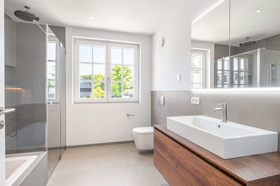 Bad mit Wanne und Dusche