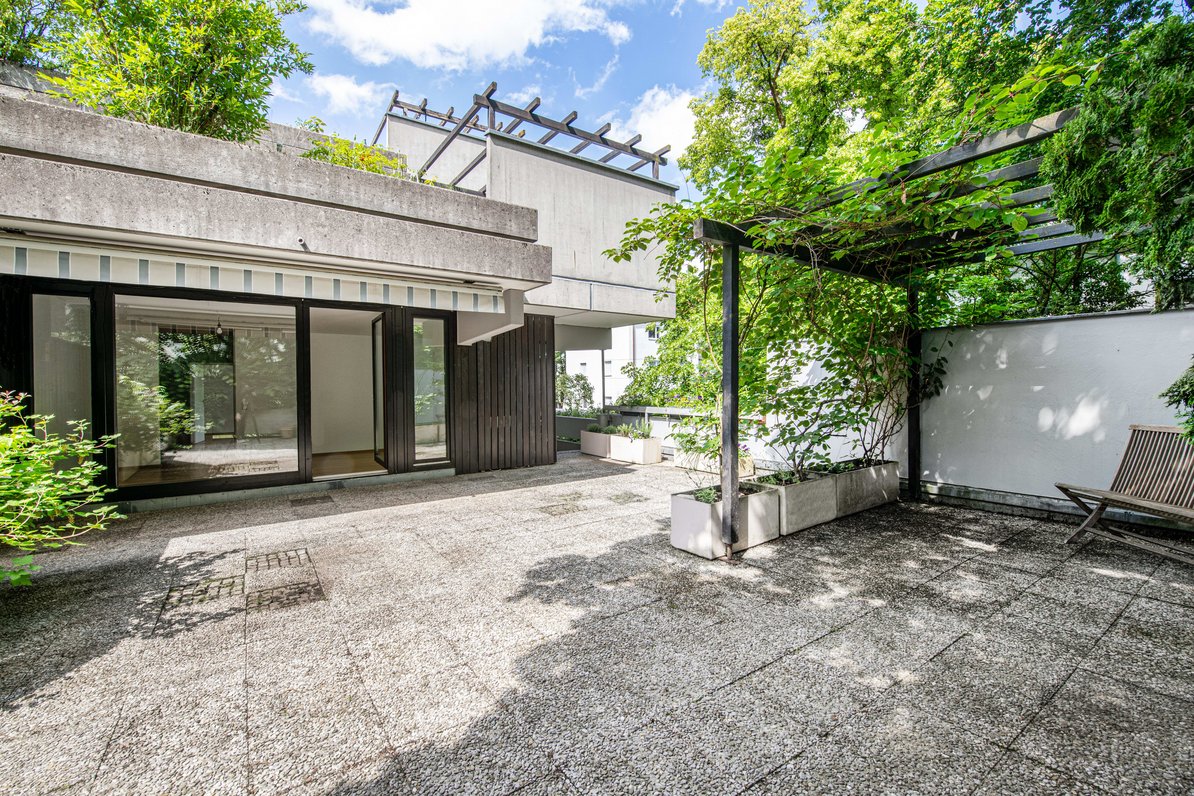 77 m² south-facing terrace