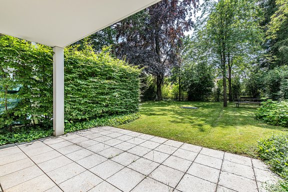 Süd-West-Terrasse mit Blick in den Gemeinschaftsgarten