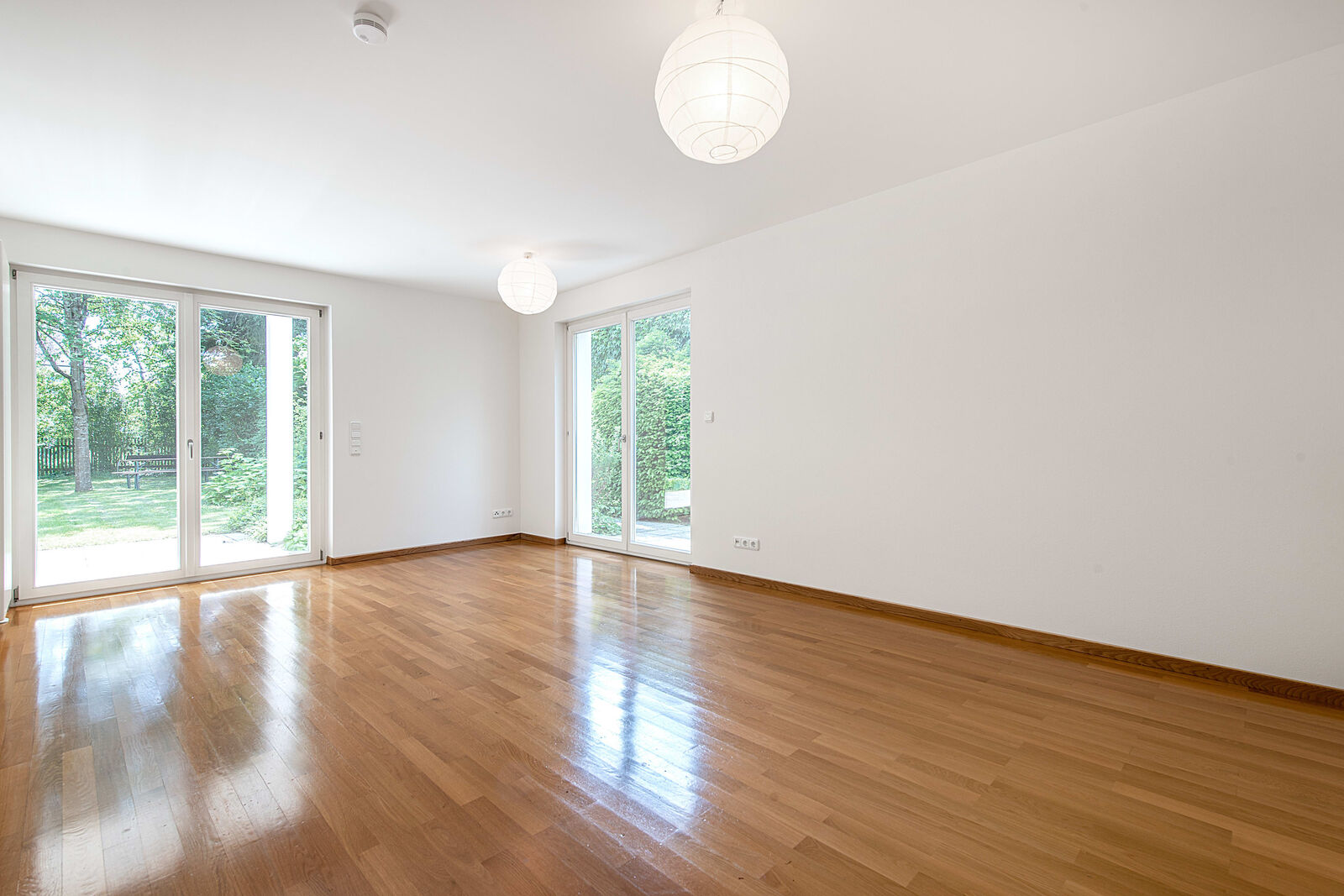 Wohnbereich mit Zugang zur Terrasse