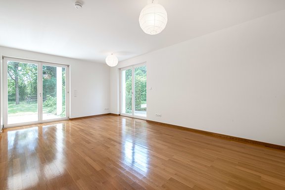 Wohnbereich mit Zugang zur Terrasse