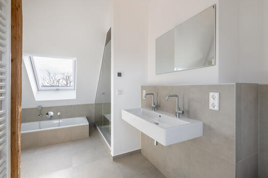 Modern daylight bathroom