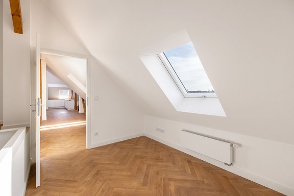 Schlafzimmer mit angrenzendem Bad