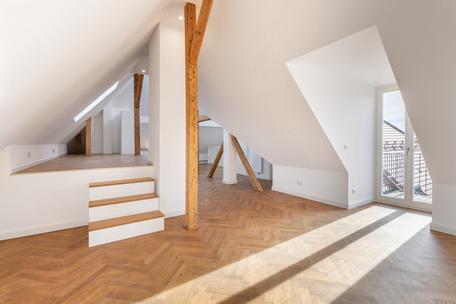 4-room apartment in an old building with south-facing terrace in a quiet prime location