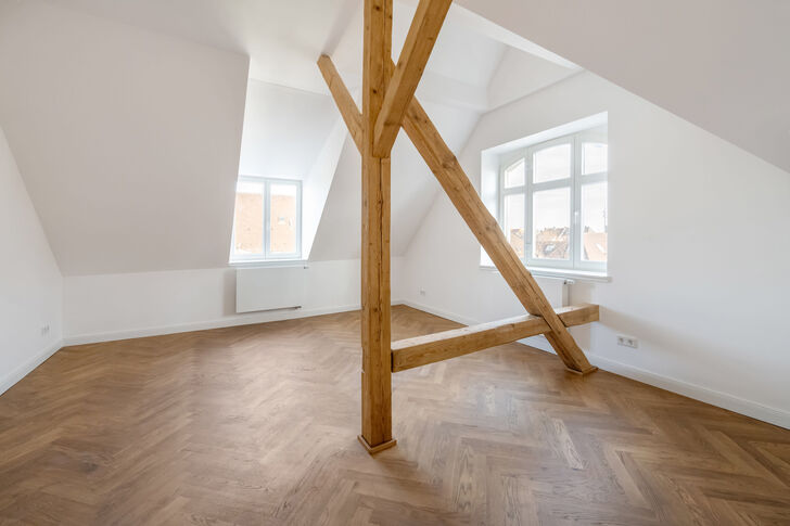 Schlafzimmer mit historischem Balkenwerk