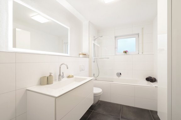 Modernes Wannenbad mit Tageslicht