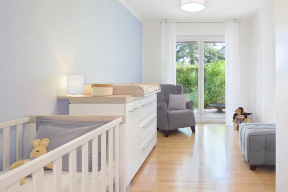 Bodentiefe Fenster bringen viel Licht ins Kinderzimmer