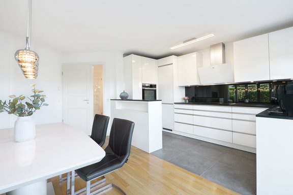 Offener Ess-Kochbereich mit moderner Einbauküche