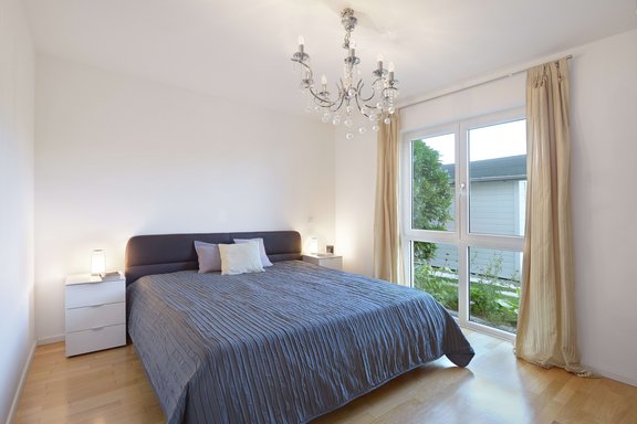 Schlafzimmer mit bodentiefen Fenstern