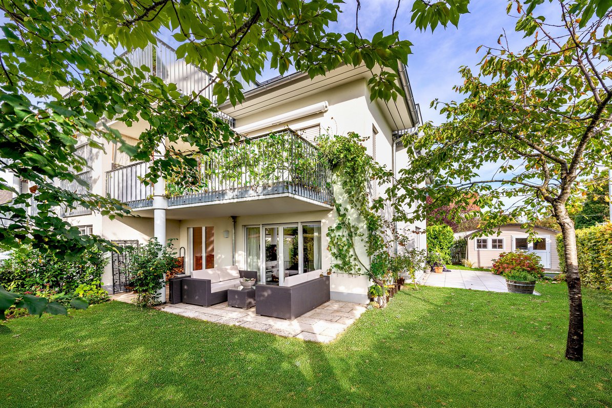 Hausansicht: Zwei Terrassen und ein umlaufender Garten bilden ein angenehmes Outdoor-Refugium.